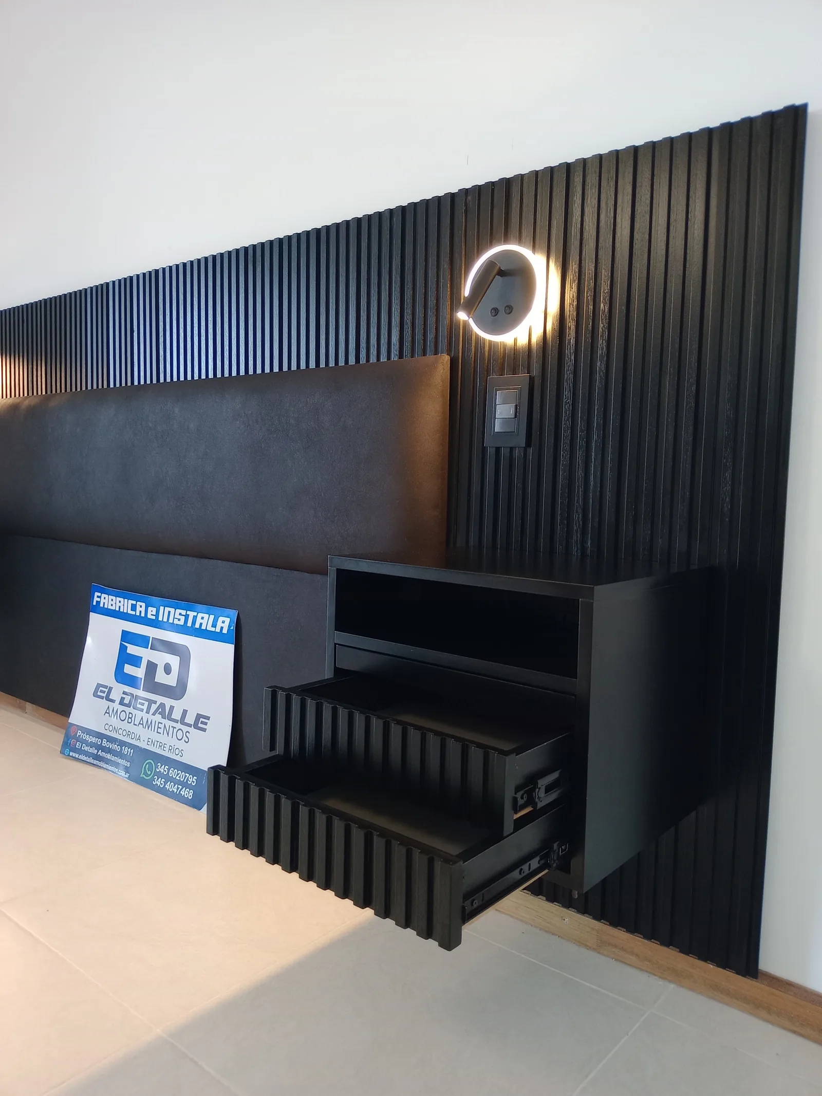 Respaldo de dormitorio ranurado a medida