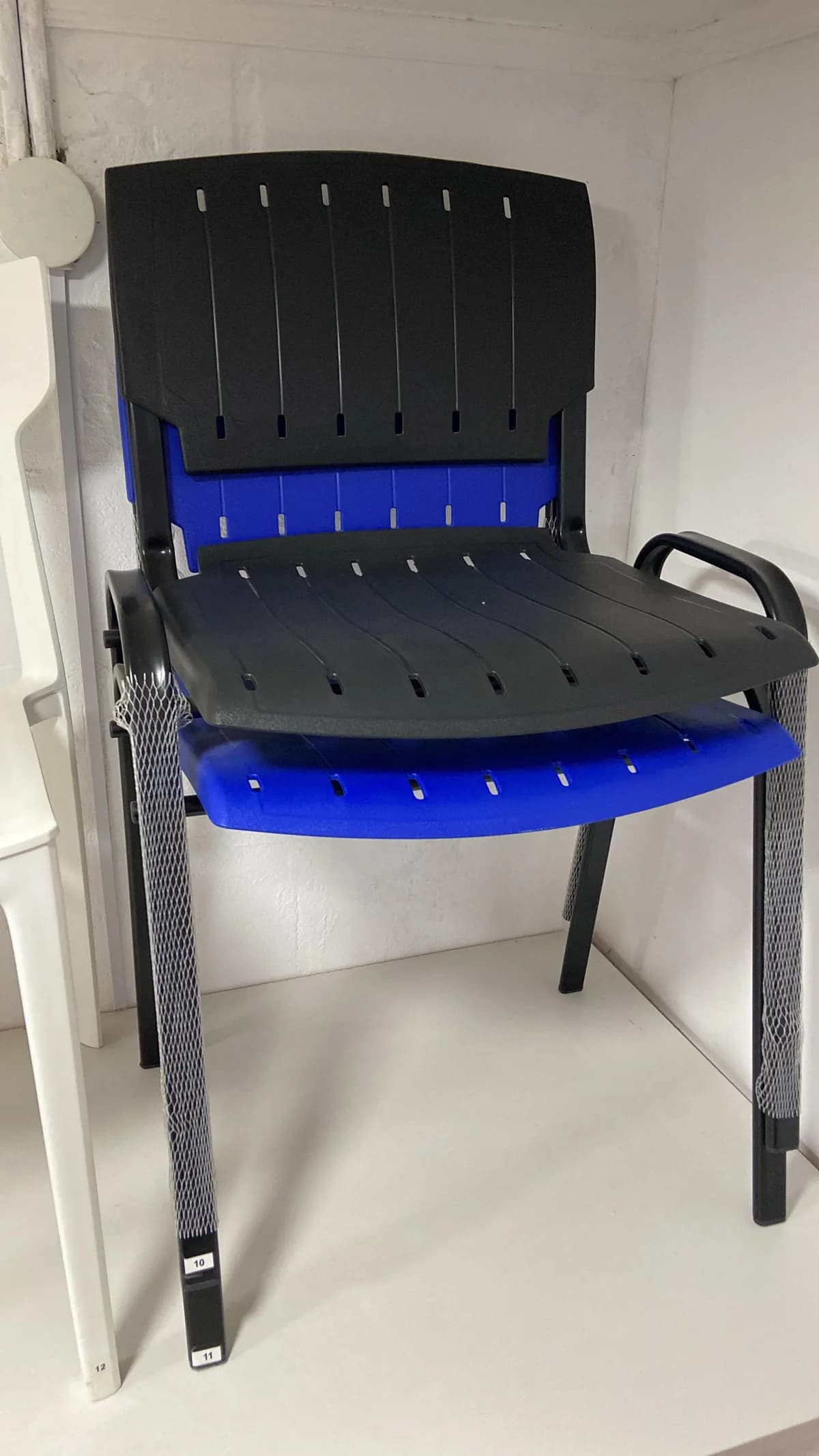 Silla de oficina con 4 patas. Material plástico reforzado