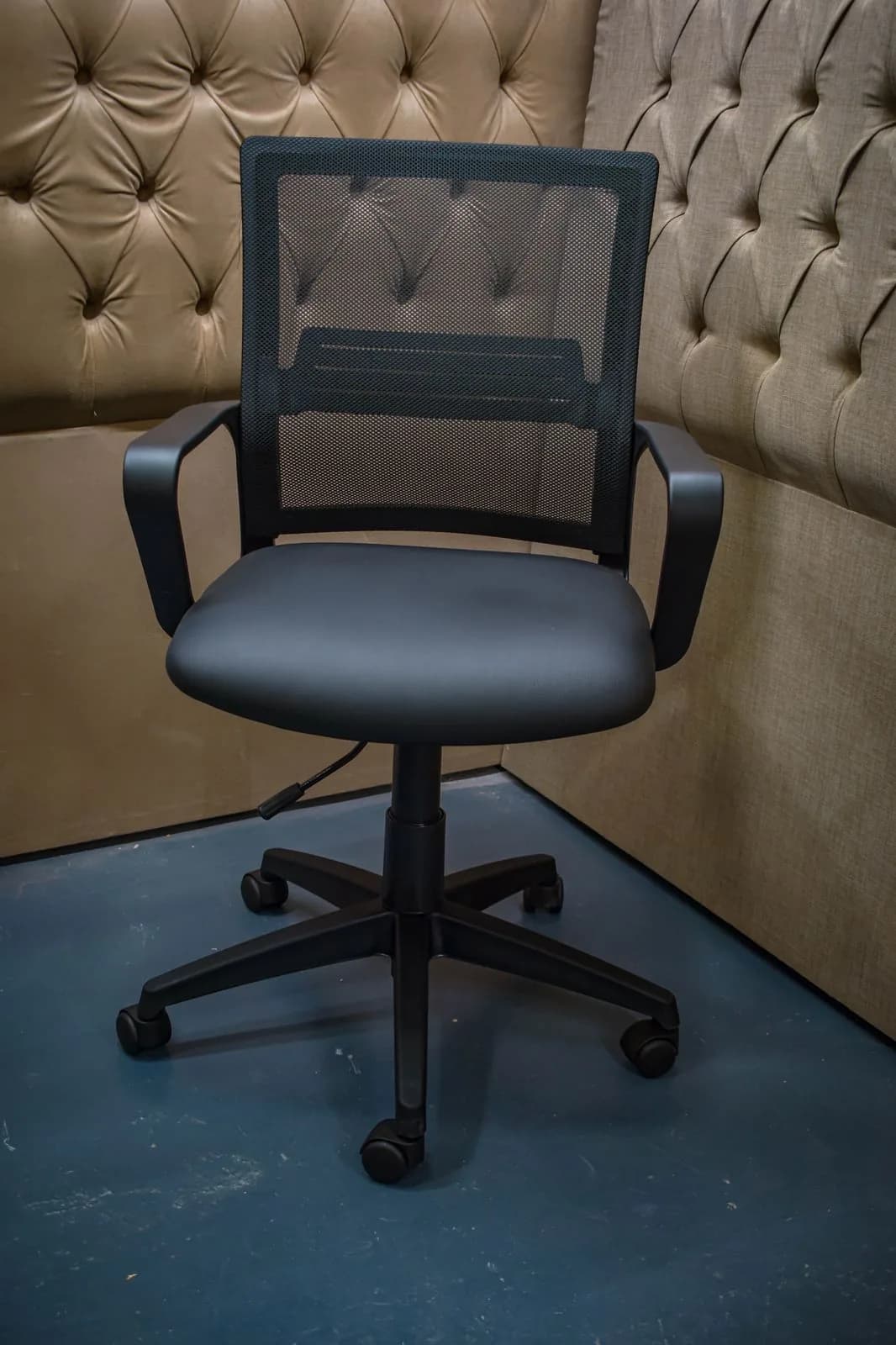 Silla de oficina ergonómica regulable en altura con ruedas