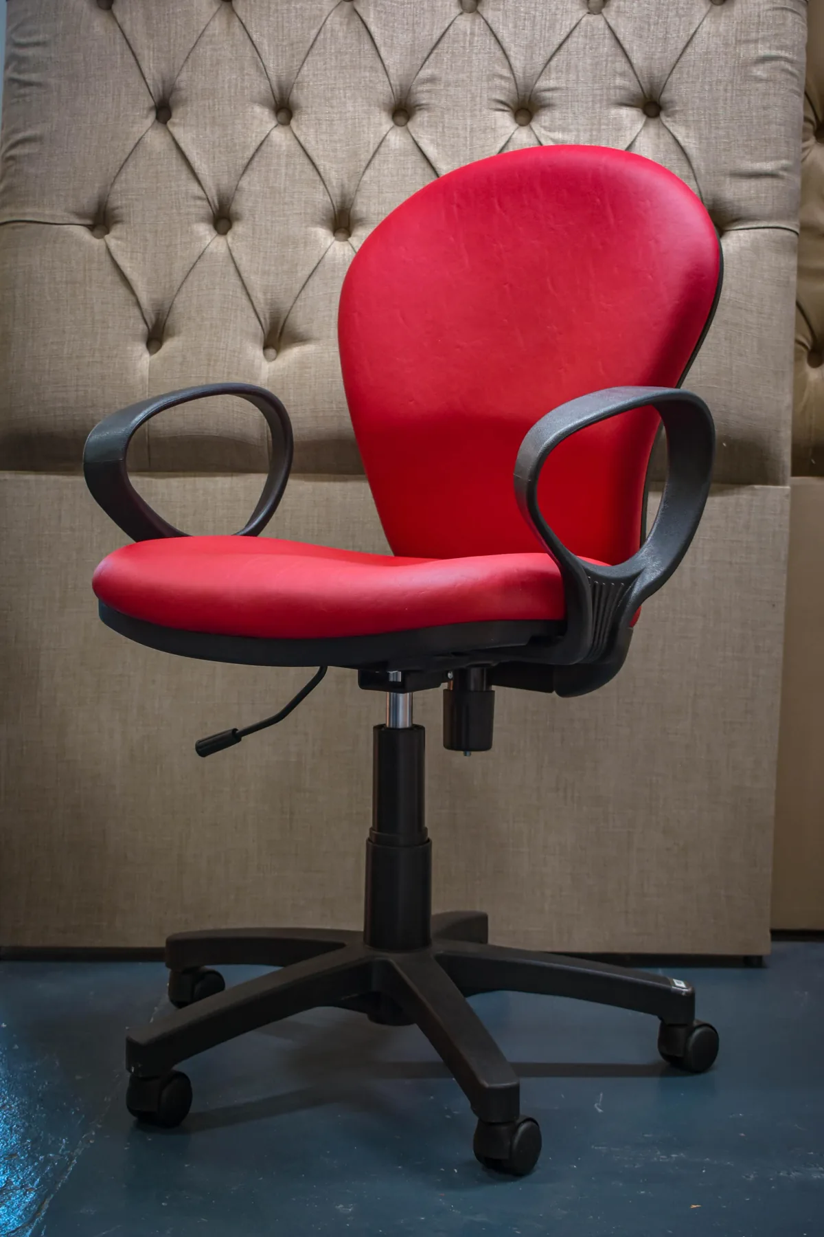 Silla ergonómica neumática con apoya brazos y ruedas
