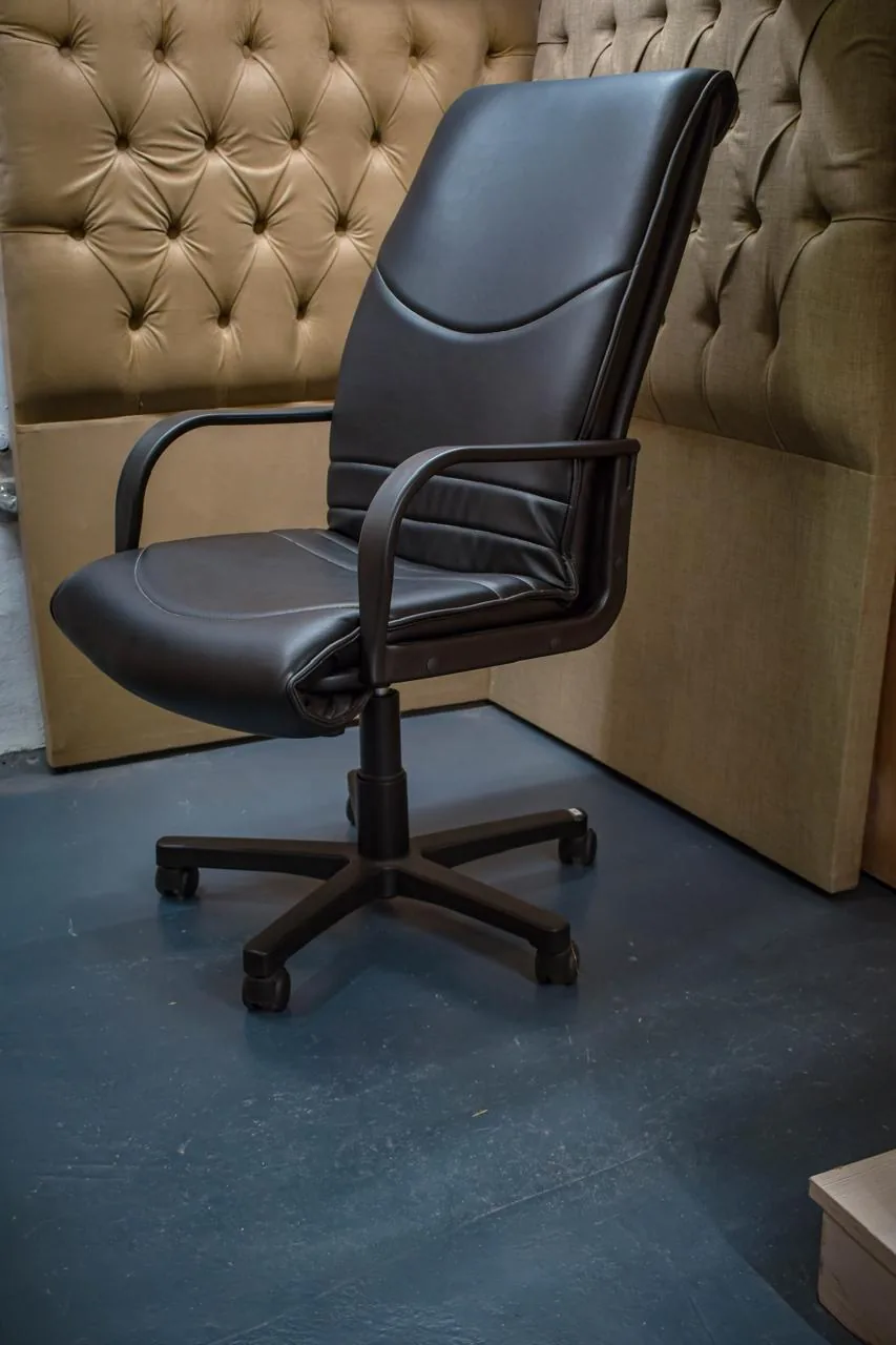 Sillón neumático mediano con apoya brazos y patas plásticas negras